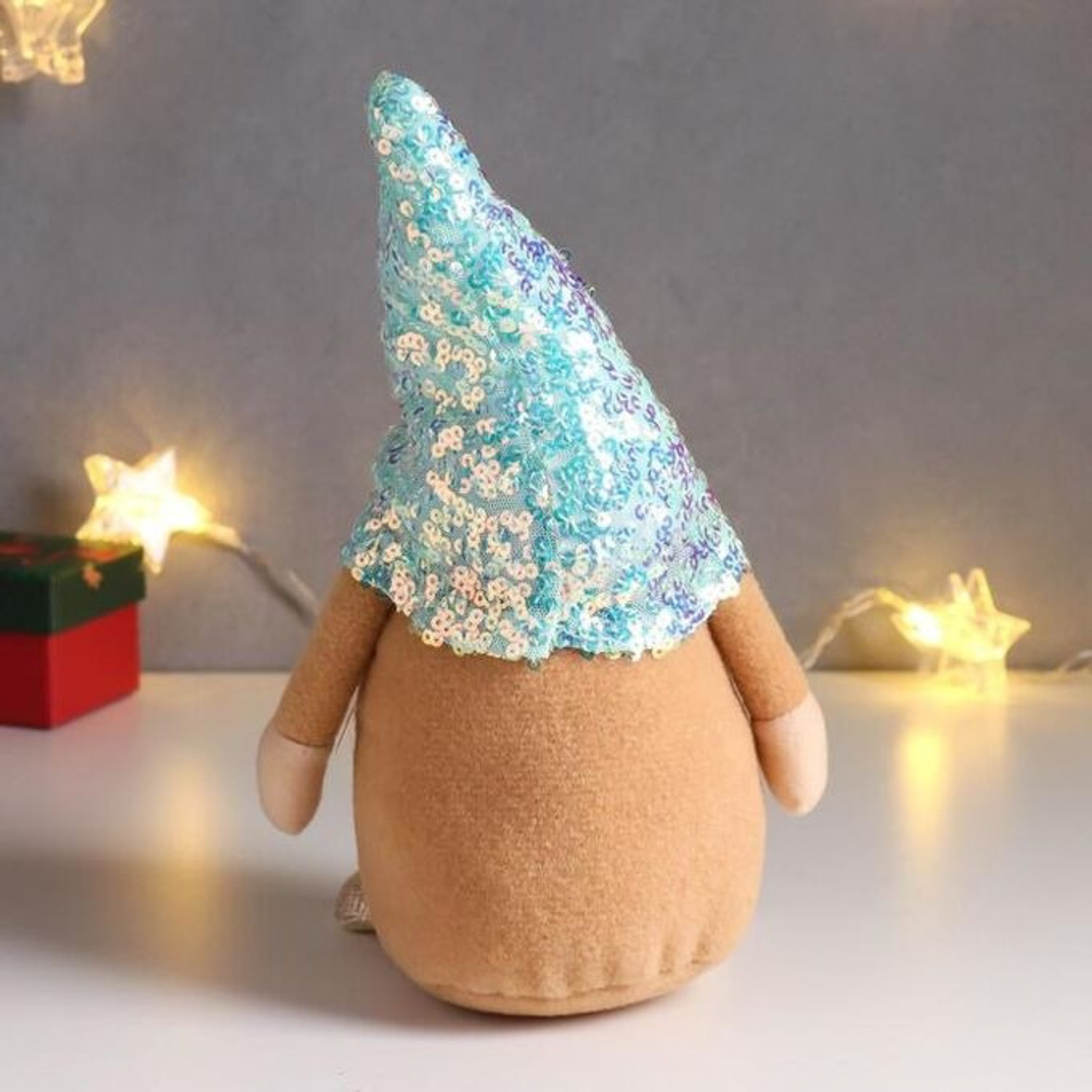 Кукла интерьерная "Дед Мороз в бело-перламутровом колпаке с пайетками" 33х14х17 см 6260136