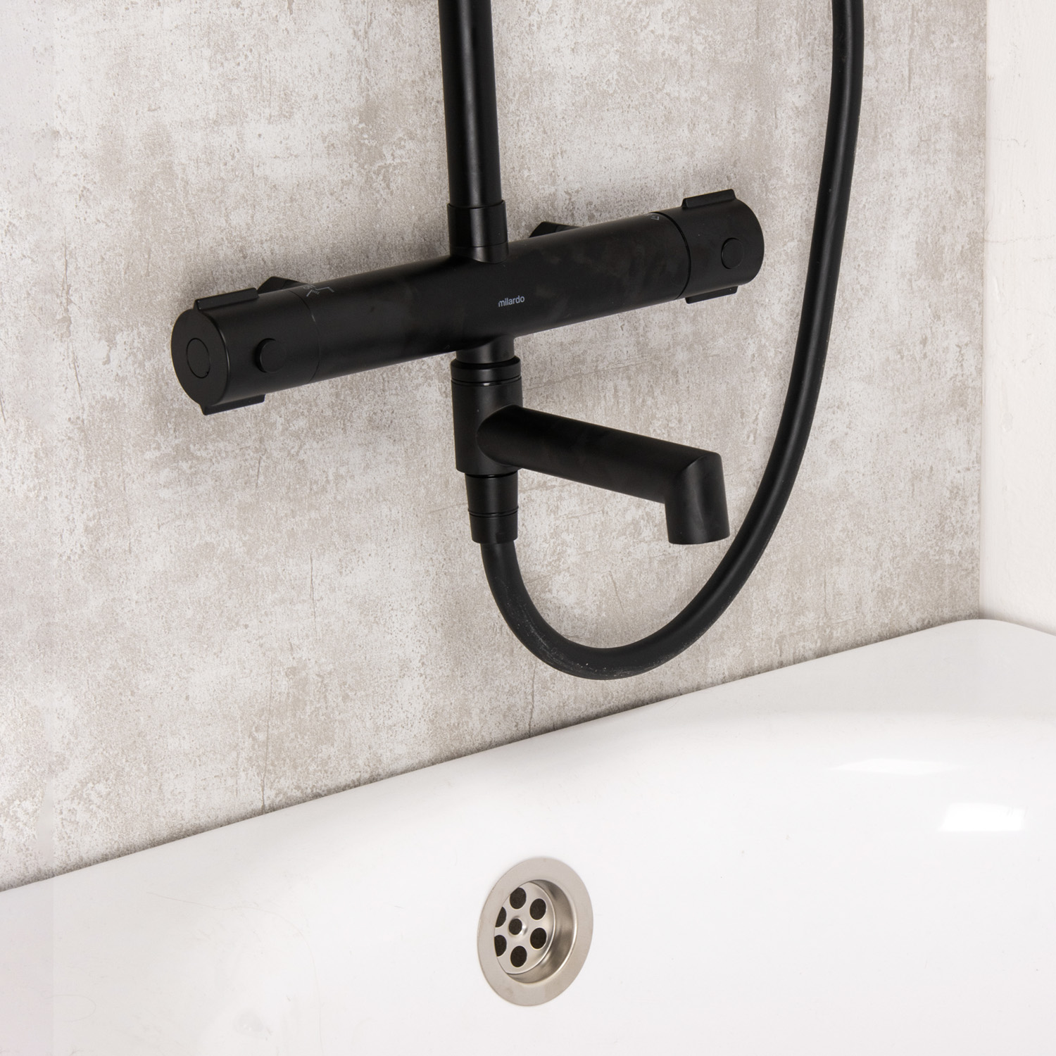 Смеситель д/ванны термостатич. со стойкой для душа+ручной и тропич.душ черный Milardo ILSBLTHM06*1/3