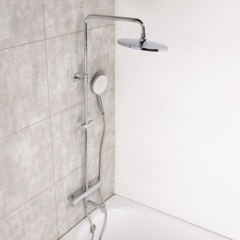 Смеситель д/ванны термостатич. со стойкой для душа + ручной и тропич. душ Milardo ILSSBTHM06 *1/3